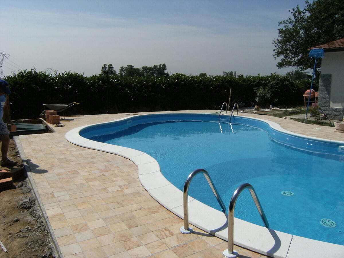 Realizzazione piscina in muratura con area verde e zona relax
